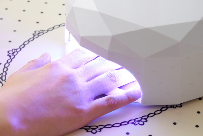 LEDライト使用で、硬化速度が30秒と早い